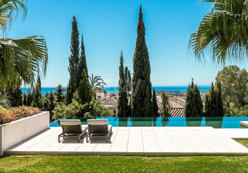 Villa de luxe moderne avec vue panoramique sur la mer à El Herrojo Alto