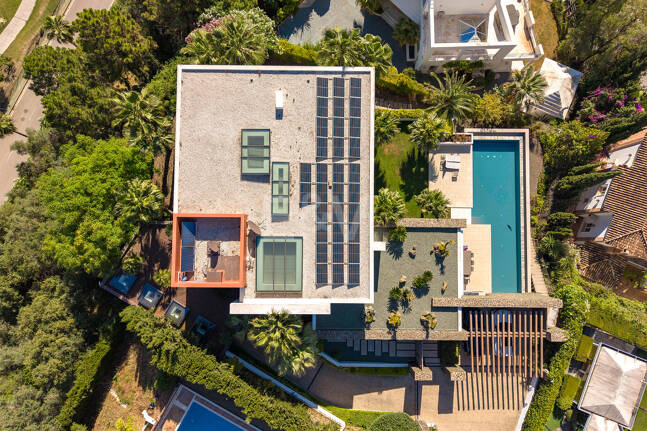 Moderne Luxusvilla mit Panoramablick auf das Meer in El Herrojo Alto