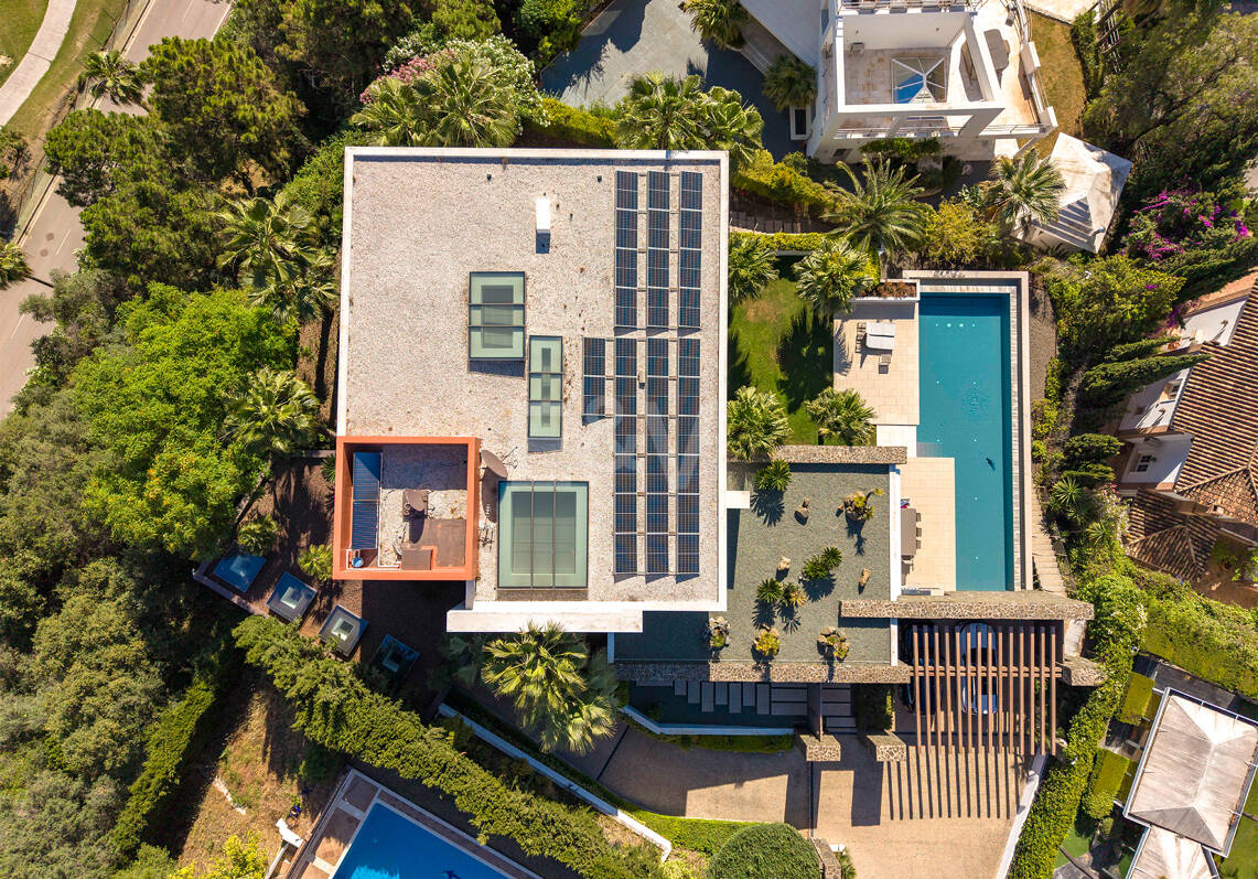 Modern Luxury Villa with Panoramic Sea Views in El Herrojo Alto