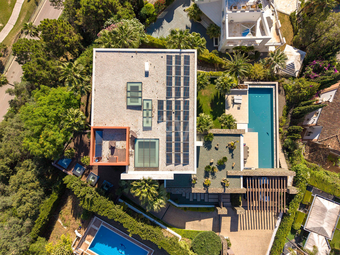 Moderne Luxusvilla mit Panoramablick auf das Meer in El Herrojo Alto