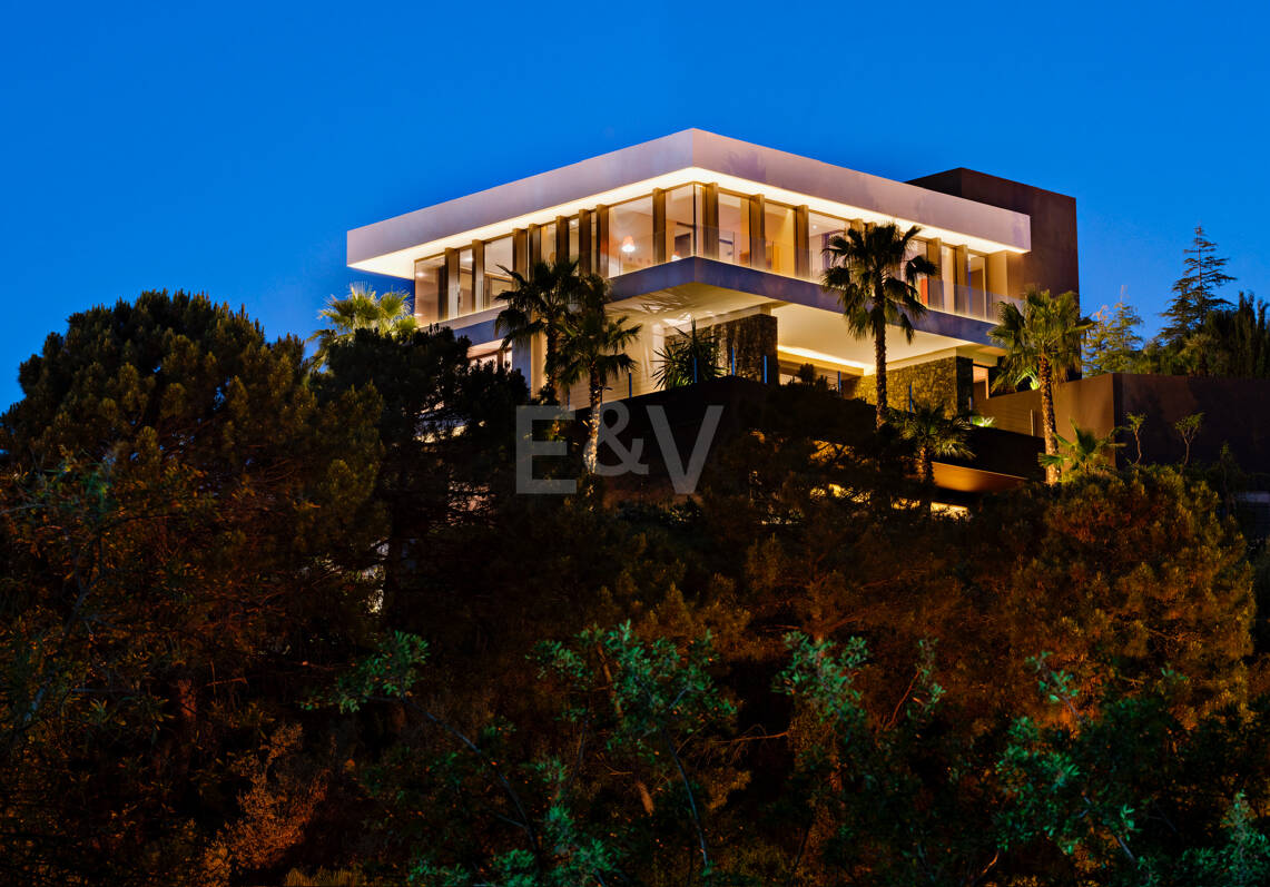 Modern Luxury Villa with Panoramic Sea Views in El Herrojo Alto