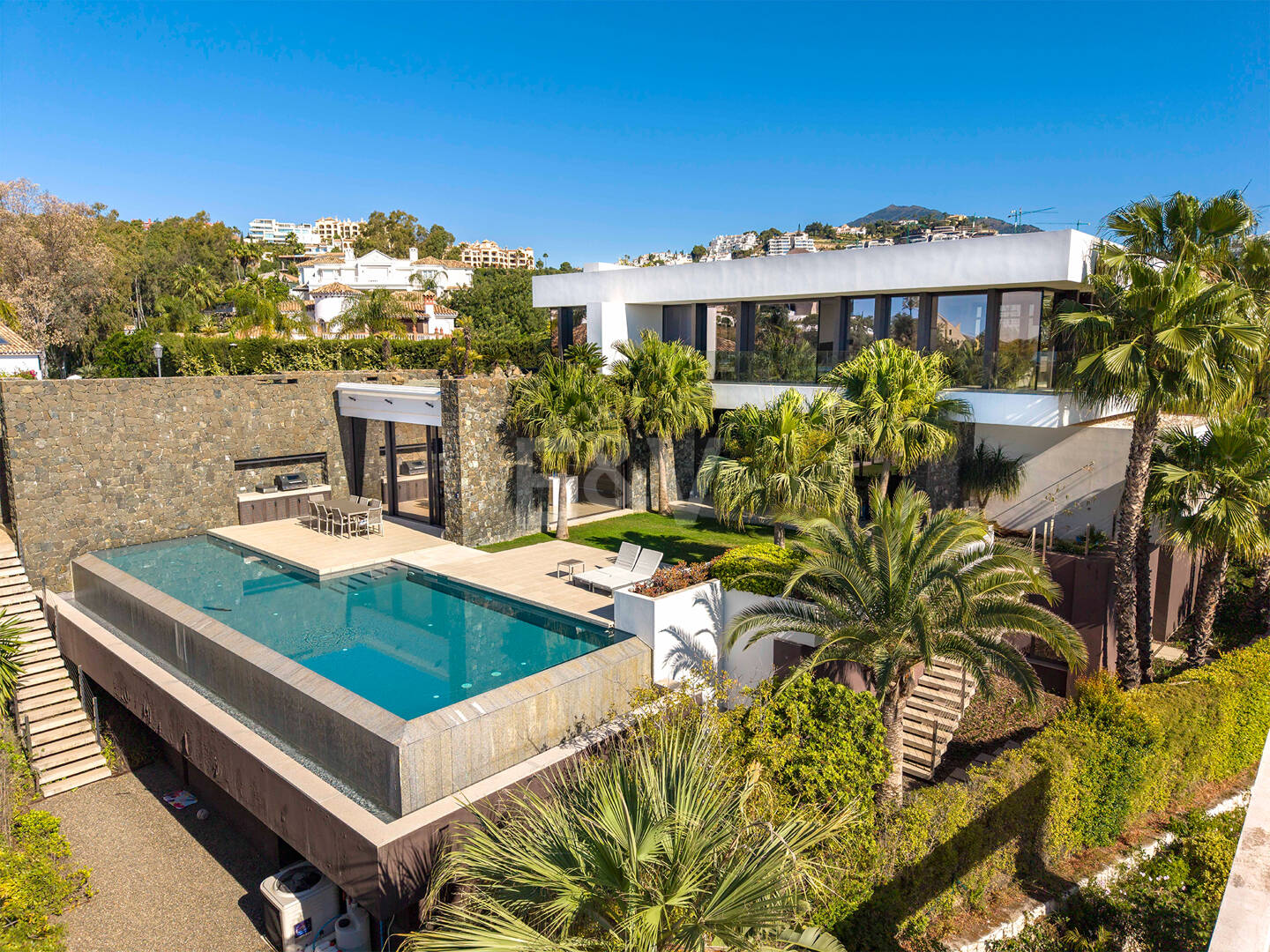 Moderne Luxusvilla mit Panoramablick auf das Meer in El Herrojo Alto
