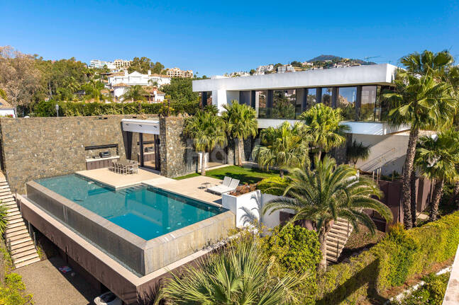 Moderne Luxusvilla mit Panoramablick auf das Meer in El Herrojo Alto