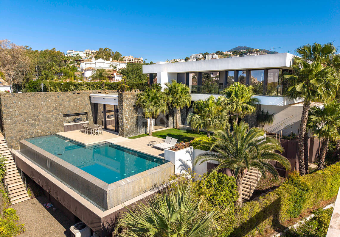 Modern Luxury Villa with Panoramic Sea Views in El Herrojo Alto
