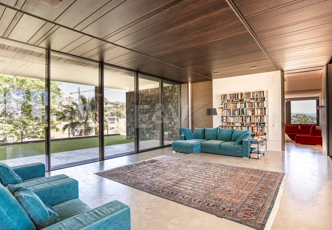 Moderne Luxusvilla mit Panoramablick auf das Meer in El Herrojo Alto
