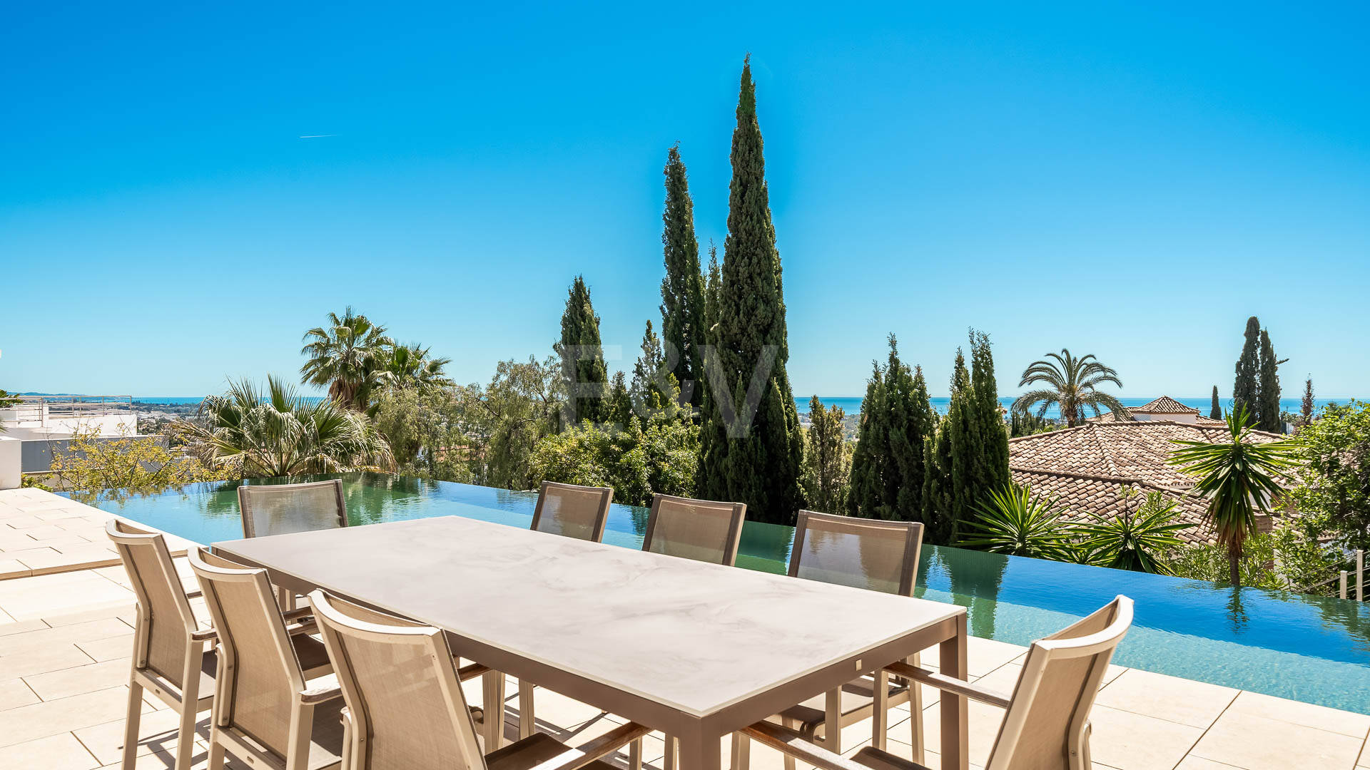 Villa de luxe moderne avec vue panoramique sur la mer à El Herrojo Alto