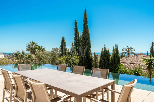 Villa de luxe moderne avec vue panoramique sur la mer à El Herrojo Alto