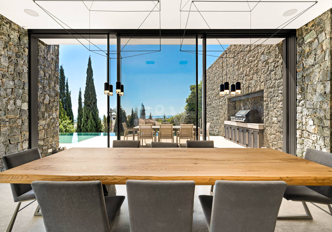 Modern Luxury Villa with Panoramic Sea Views in El Herrojo Alto