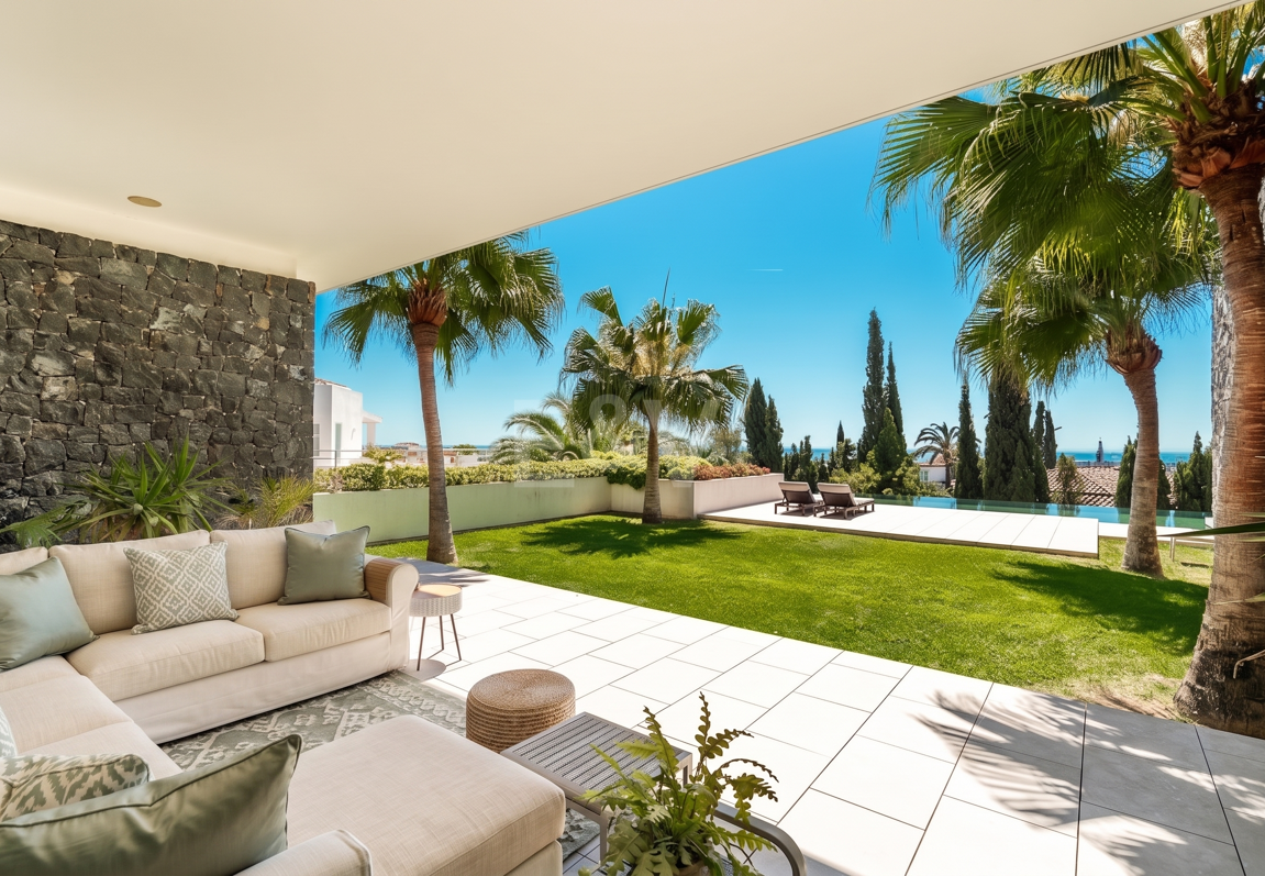 Villa de luxe moderne avec vue panoramique sur la mer à El Herrojo Alto