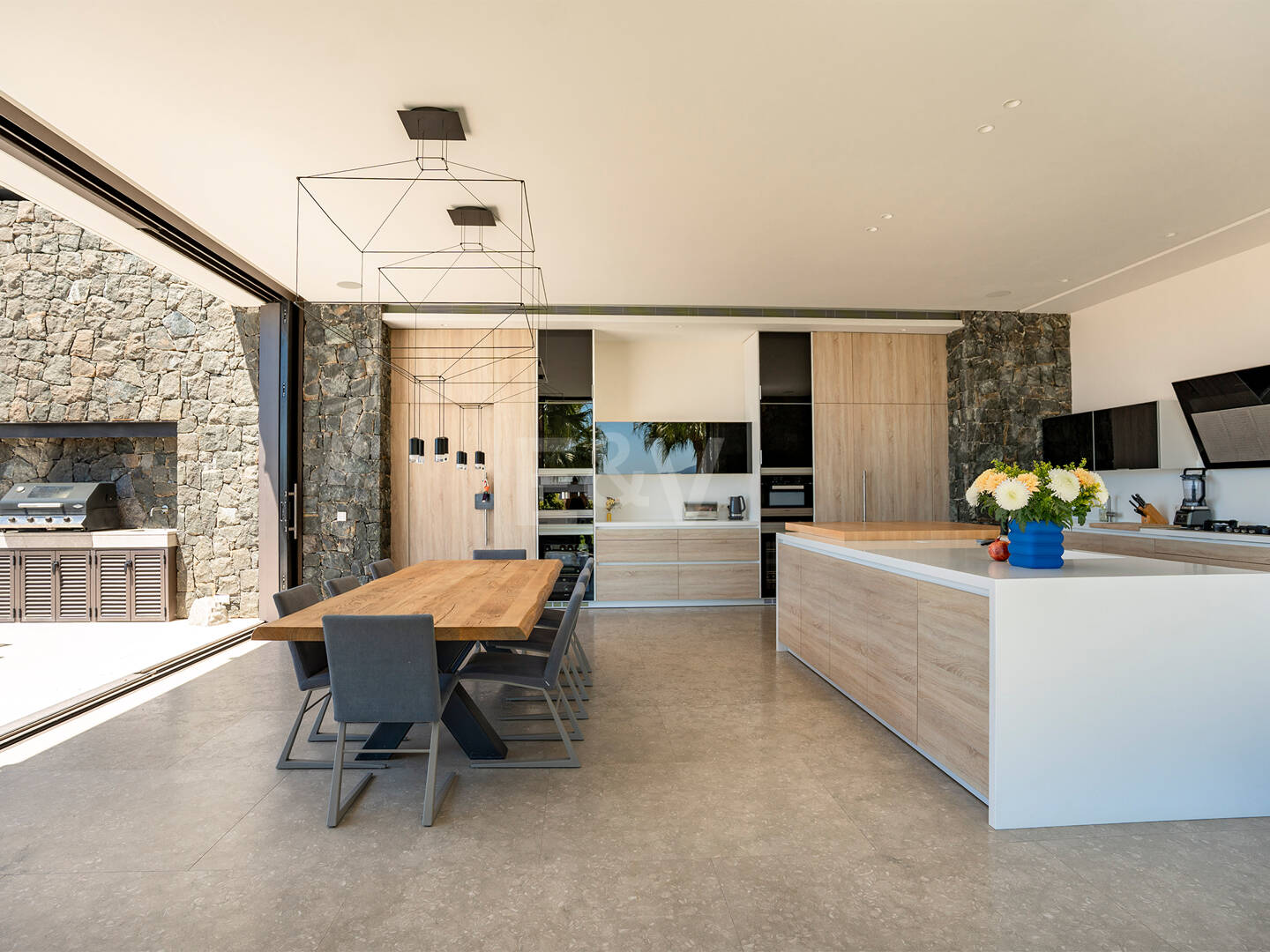 Moderne Luxusvilla mit Panoramablick auf das Meer in El Herrojo Alto