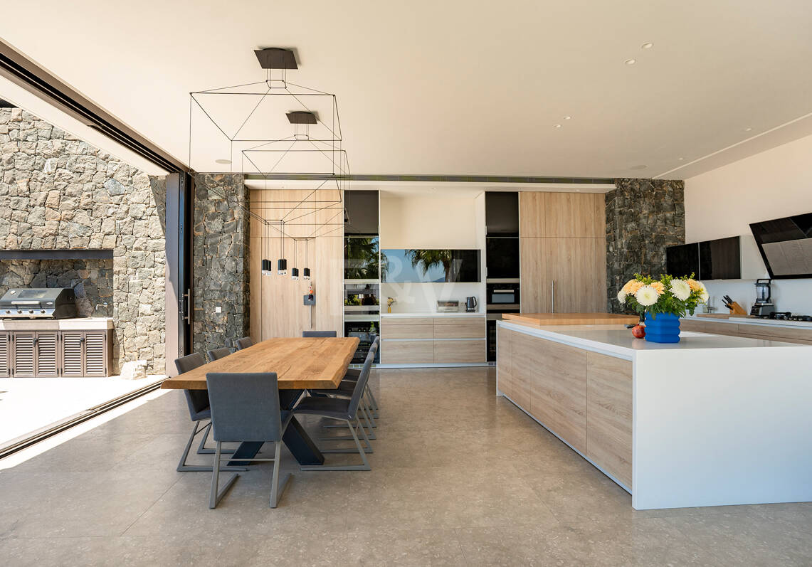 Modern Luxury Villa with Panoramic Sea Views in El Herrojo Alto