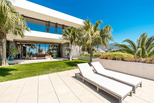 Villa de luxe moderne avec vue panoramique sur la mer à El Herrojo Alto