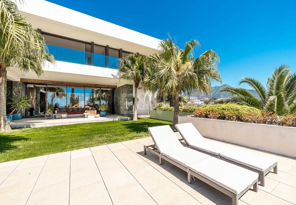Villa de luxe moderne avec vue panoramique sur la mer à El Herrojo Alto