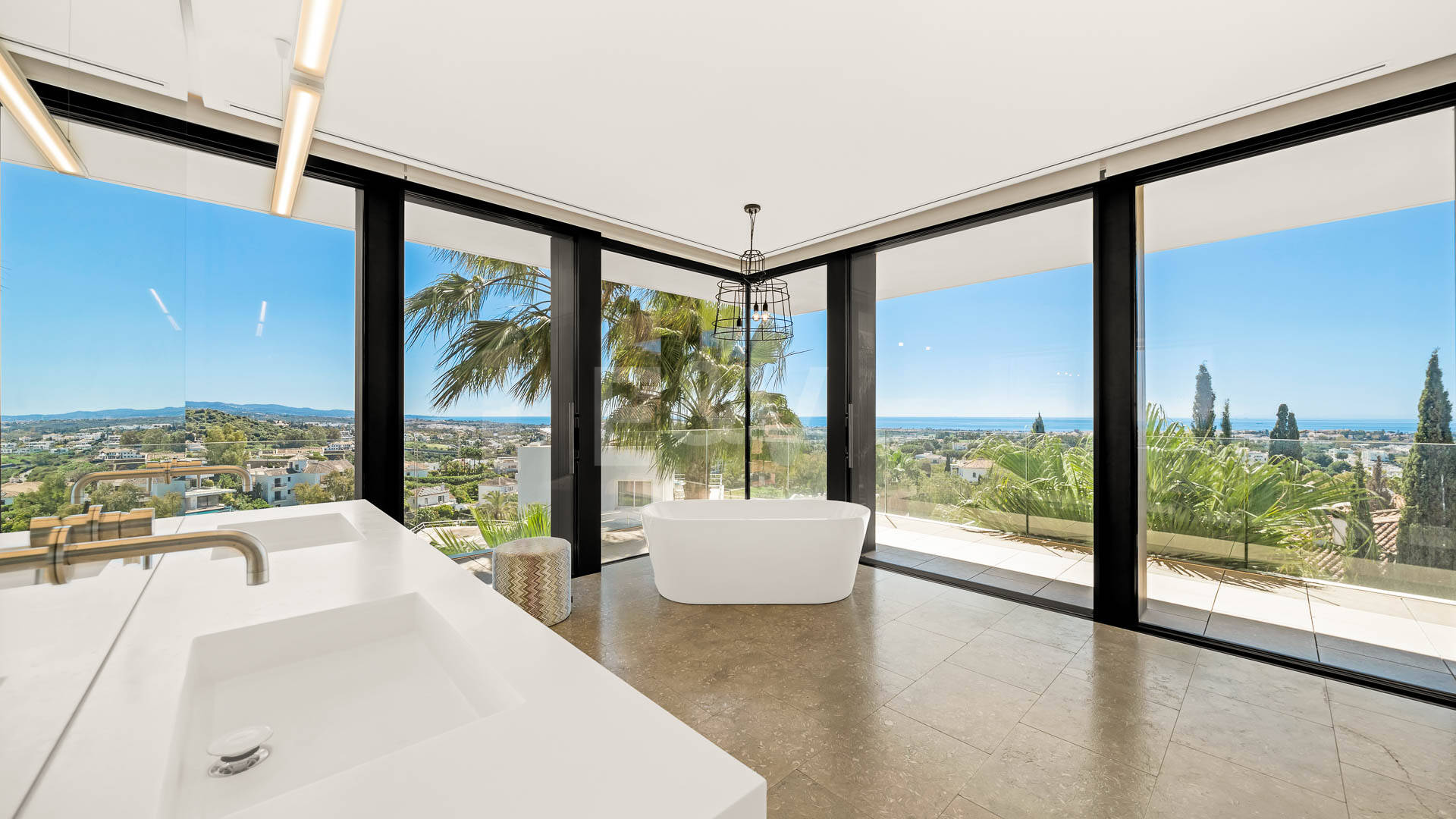 Villa de luxe moderne avec vue panoramique sur la mer à El Herrojo Alto