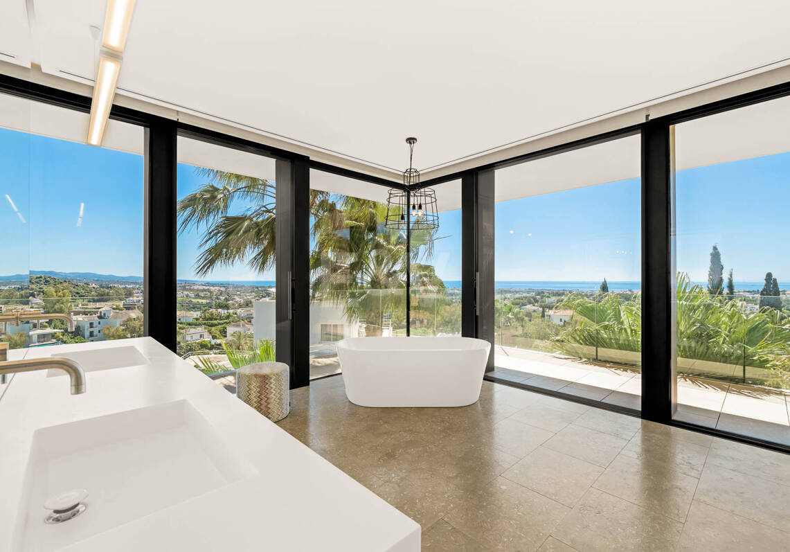 Modern Luxury Villa with Panoramic Sea Views in El Herrojo Alto