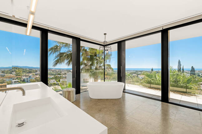 Villa de luxe moderne avec vue panoramique sur la mer à El Herrojo Alto