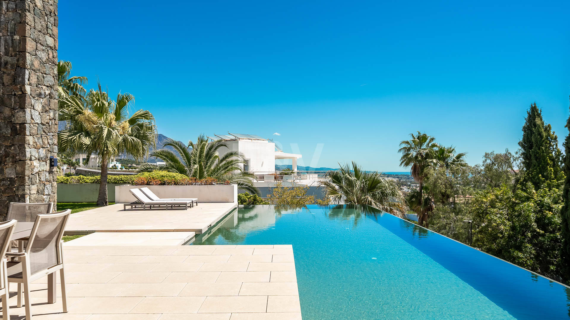 Villa de luxe moderne avec vue panoramique sur la mer à El Herrojo Alto