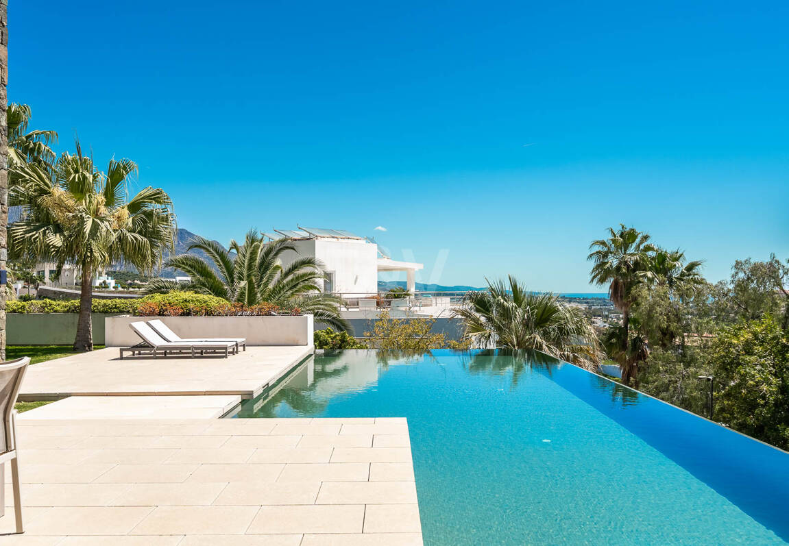 Villa de luxe moderne avec vue panoramique sur la mer à El Herrojo Alto