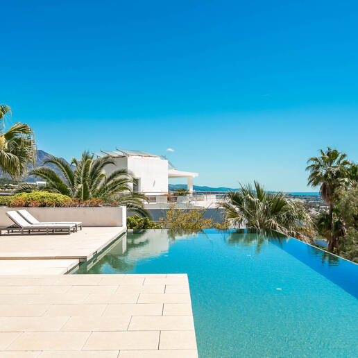 Moderne Luxusvilla mit Panoramablick auf das Meer in El Herrojo Alto
