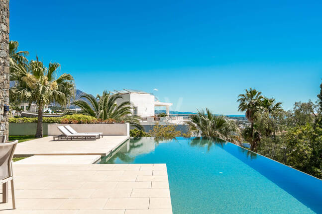 Villa de luxe moderne avec vue panoramique sur la mer à El Herrojo Alto
