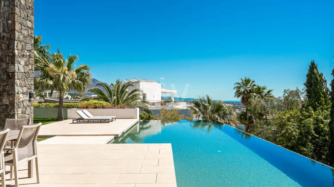 Villa moderna de lujo con vistas panorámicas al mar en El Herrojo Alto