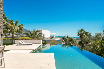 Moderne Luxusvilla mit Panoramablick auf das Meer in El Herrojo Alto