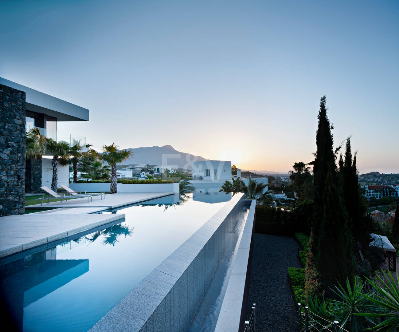Villa de luxe moderne avec vue panoramique sur la mer à El Herrojo Alto