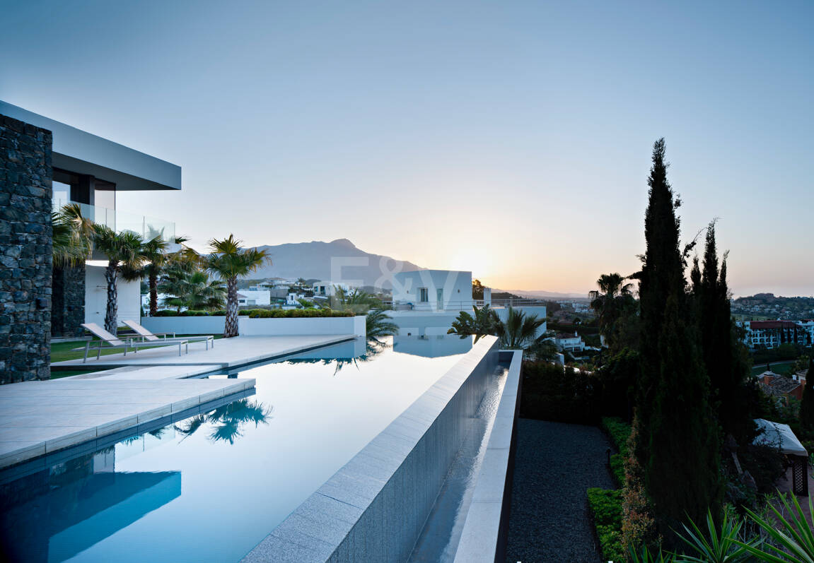 Villa de luxe moderne avec vue panoramique sur la mer à El Herrojo Alto