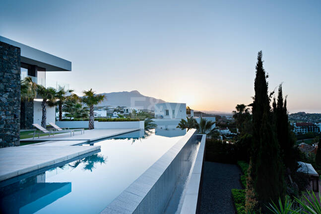 Villa de luxe moderne avec vue panoramique sur la mer à El Herrojo Alto