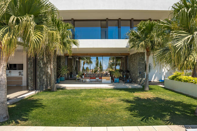 Moderne Luxusvilla mit Panoramablick auf das Meer in El Herrojo Alto