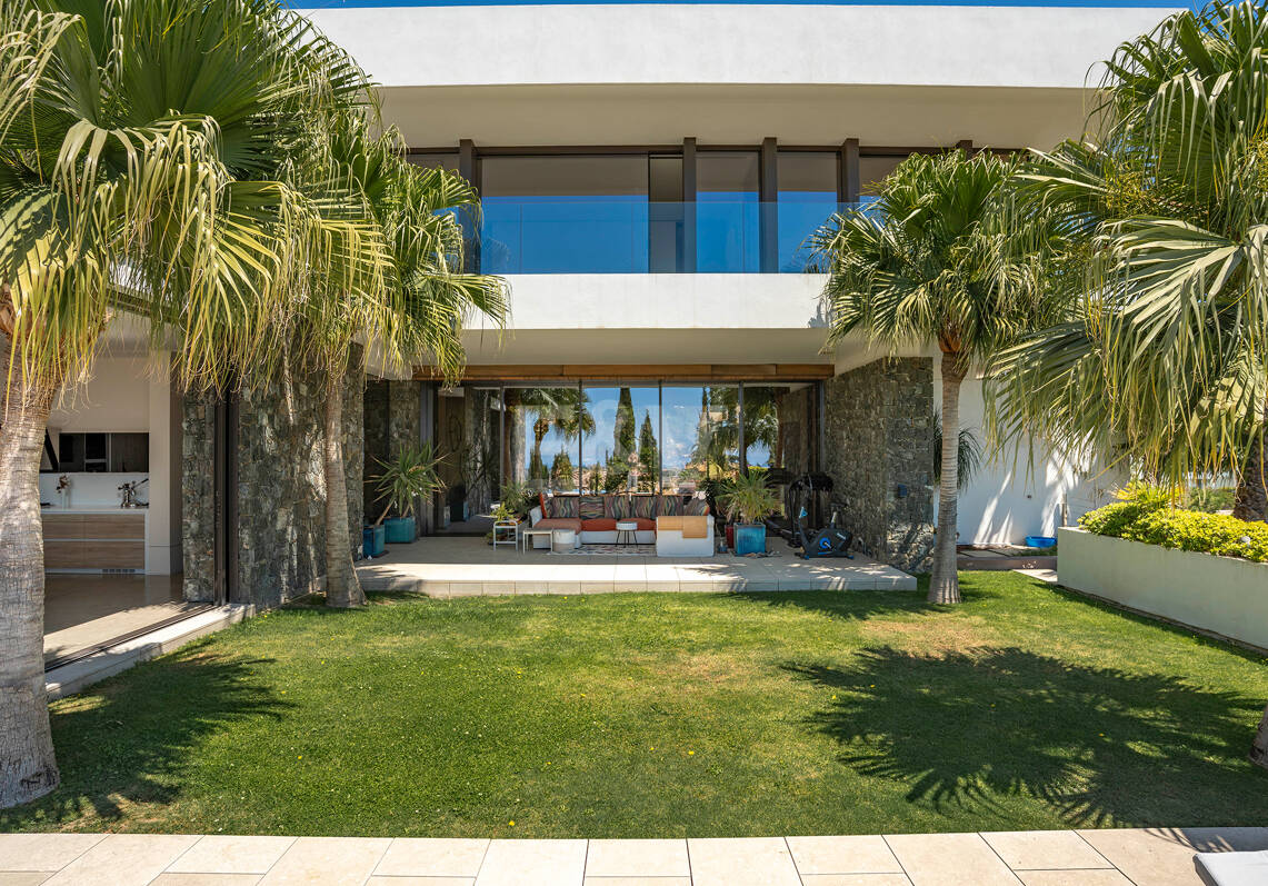Modern Luxury Villa with Panoramic Sea Views in El Herrojo Alto