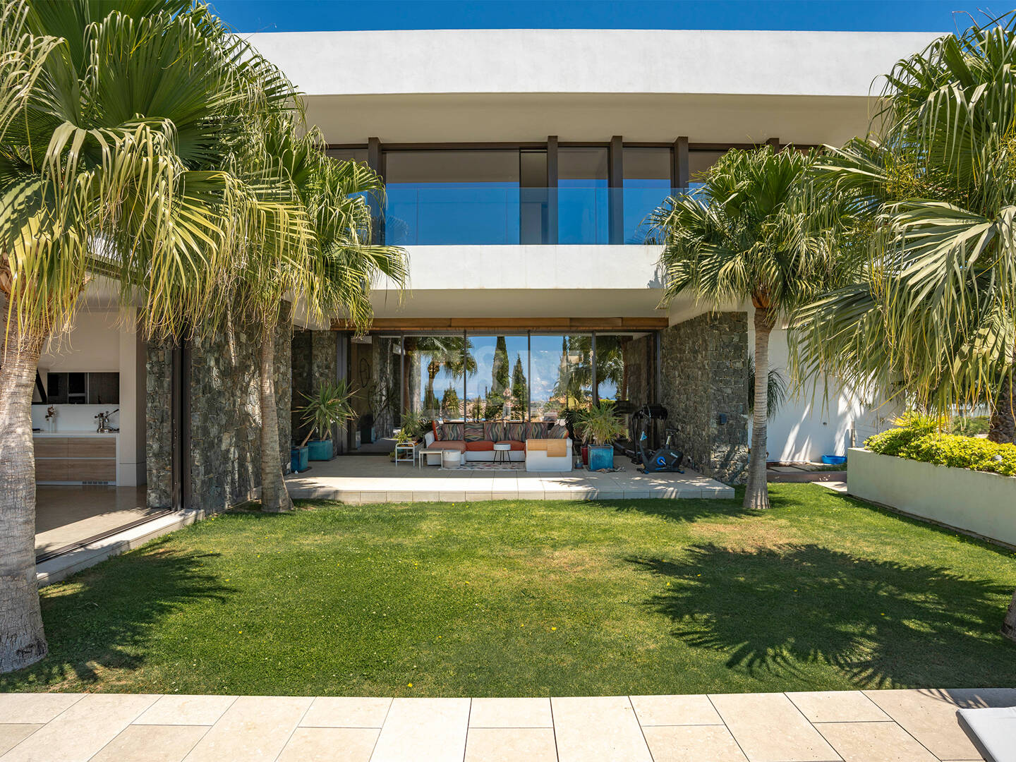 Moderne Luxusvilla mit Panoramablick auf das Meer in El Herrojo Alto