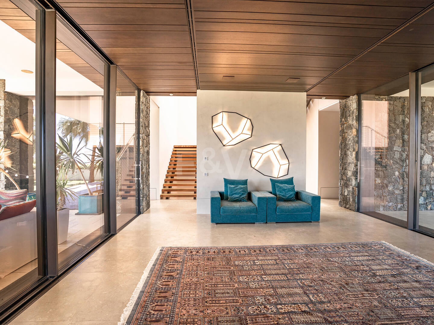 Moderne Luxusvilla mit Panoramablick auf das Meer in El Herrojo Alto