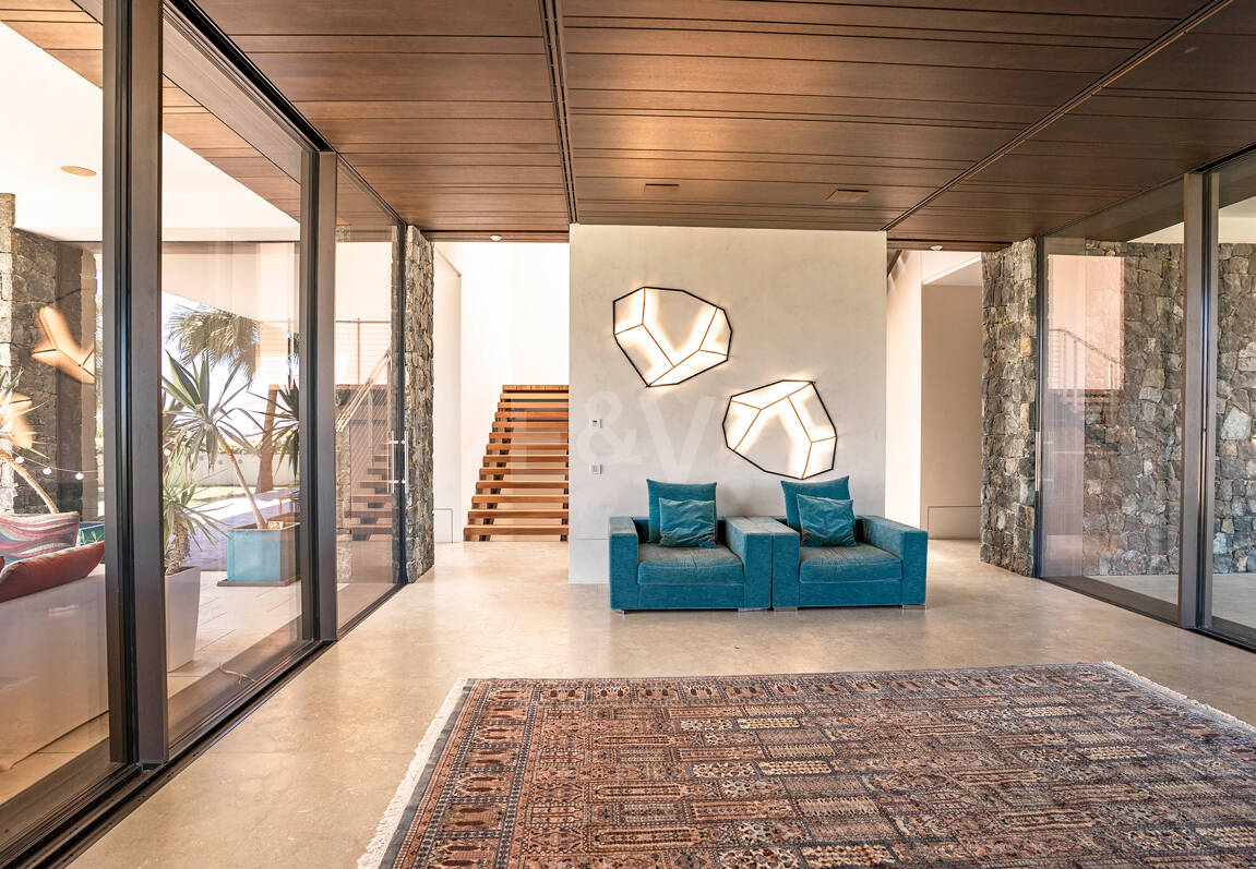 Moderne Luxusvilla mit Panoramablick auf das Meer in El Herrojo Alto