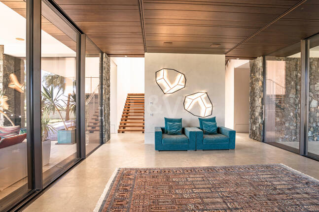 Moderne Luxusvilla mit Panoramablick auf das Meer in El Herrojo Alto