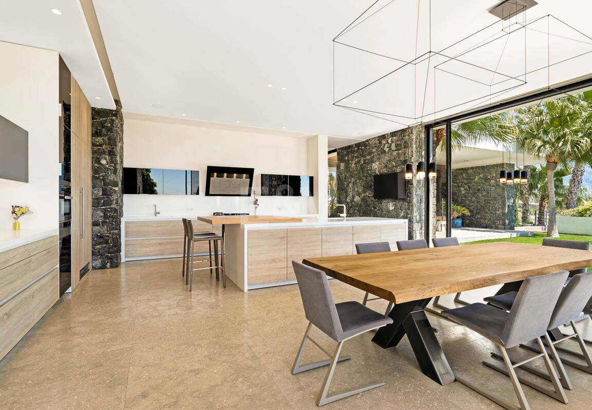 Villa de luxe moderne avec vue panoramique sur la mer à El Herrojo Alto