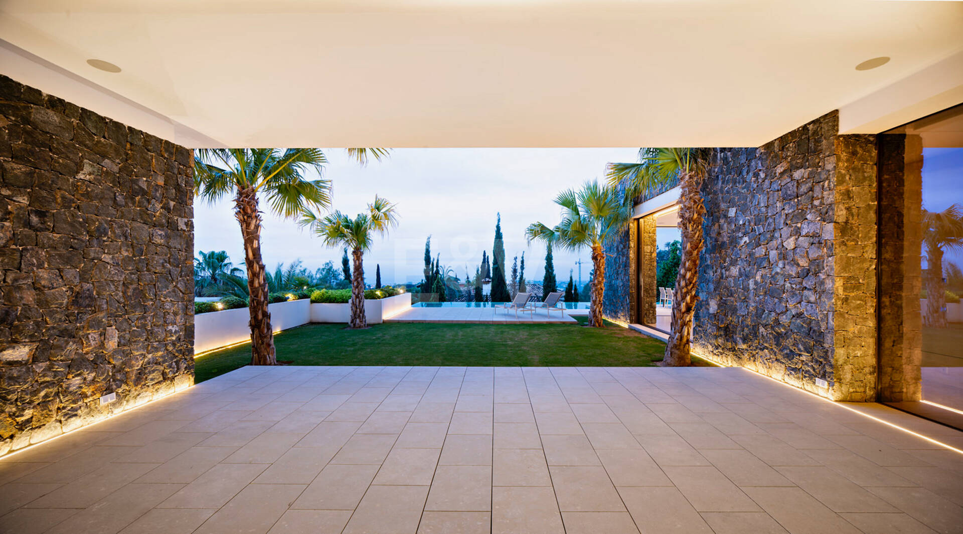 Villa de luxe moderne avec vue panoramique sur la mer à El Herrojo Alto