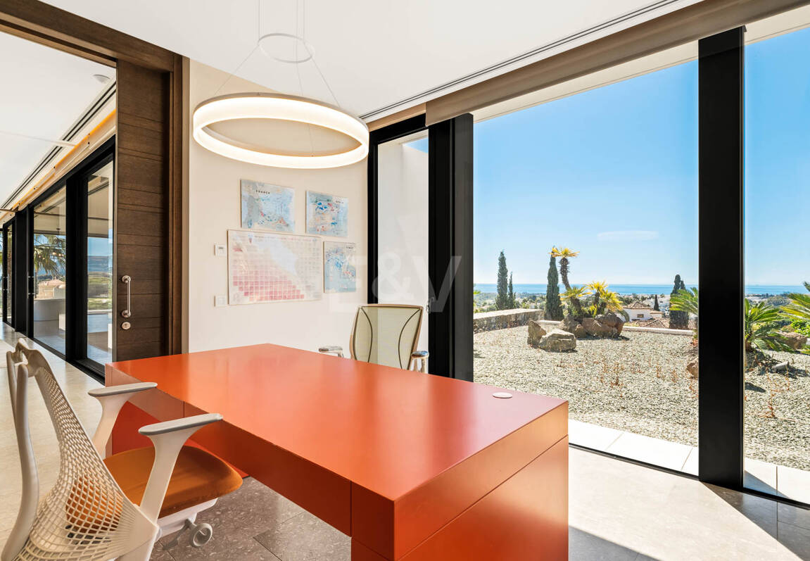 Villa de luxe moderne avec vue panoramique sur la mer à El Herrojo Alto