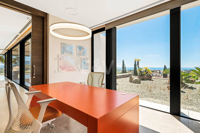 Villa de luxe moderne avec vue panoramique sur la mer à El Herrojo Alto