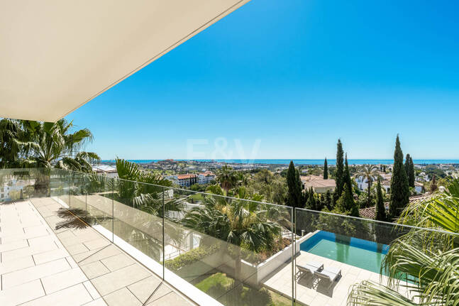Villa de luxe moderne avec vue panoramique sur la mer à El Herrojo Alto