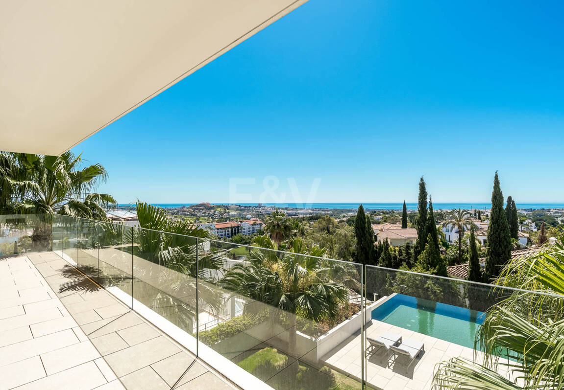 Villa de luxe moderne avec vue panoramique sur la mer à El Herrojo Alto