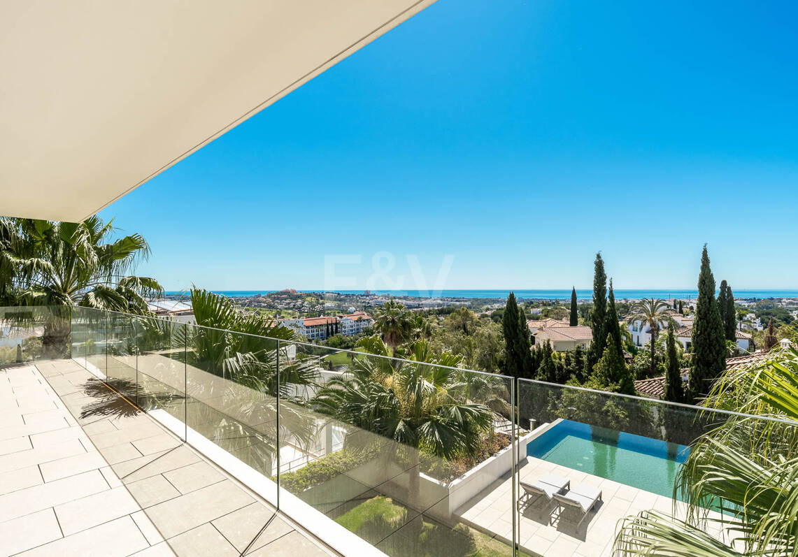 Modern Luxury Villa with Panoramic Sea Views in El Herrojo Alto