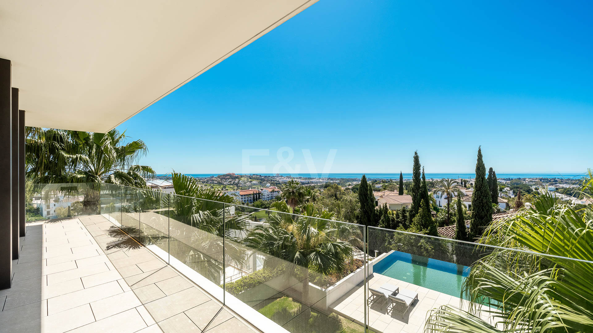 Villa de luxe moderne avec vue panoramique sur la mer à El Herrojo Alto