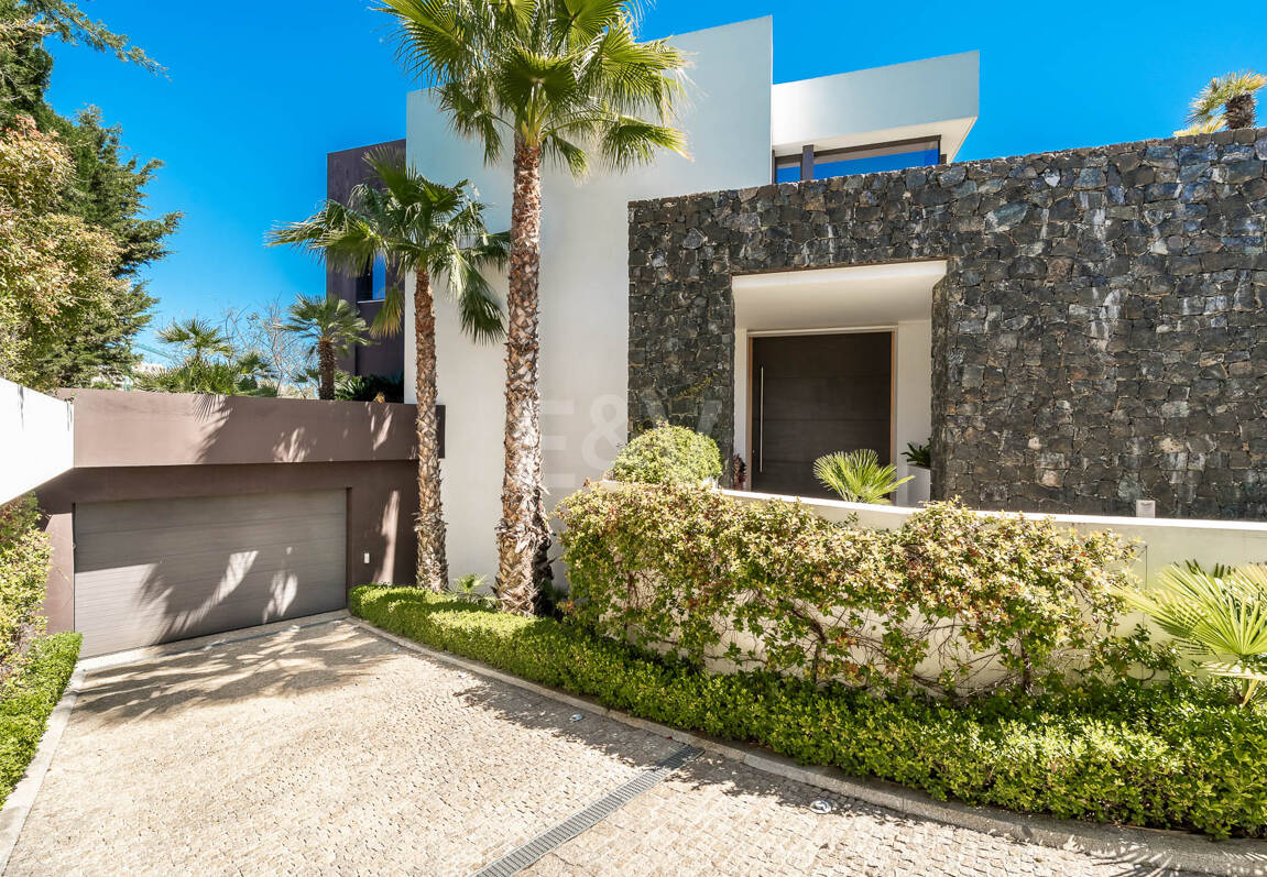 Villa de luxe moderne avec vue panoramique sur la mer à El Herrojo Alto