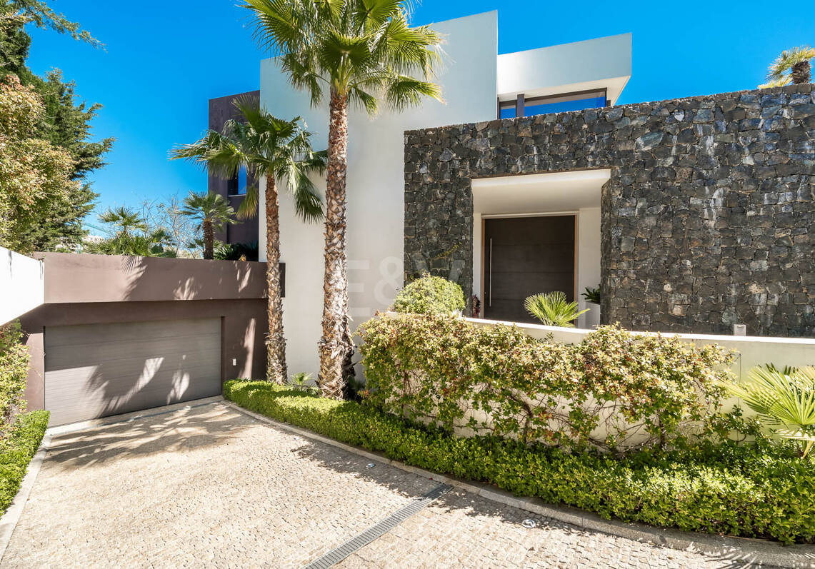 Modern Luxury Villa with Panoramic Sea Views in El Herrojo Alto