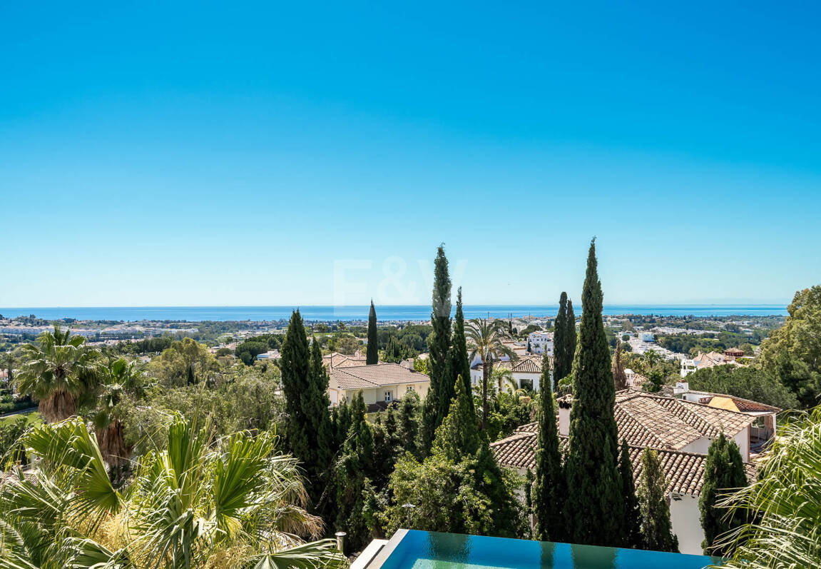 Villa de luxe moderne avec vue panoramique sur la mer à El Herrojo Alto
