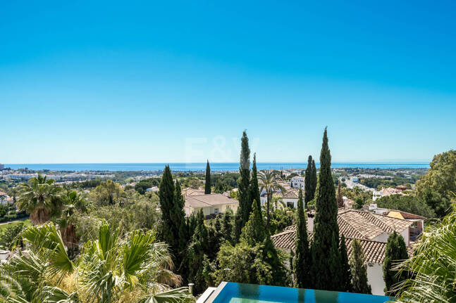 Villa de luxe moderne avec vue panoramique sur la mer à El Herrojo Alto