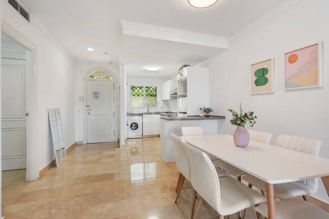 Vivir en el Jardín en Aloha Gardens, Nueva Andalucía, Marbella – Luminoso apartamento en planta baja de 2 dormitorios a poca distancia de Puerto Banús | Alquileres de media y larga estancia