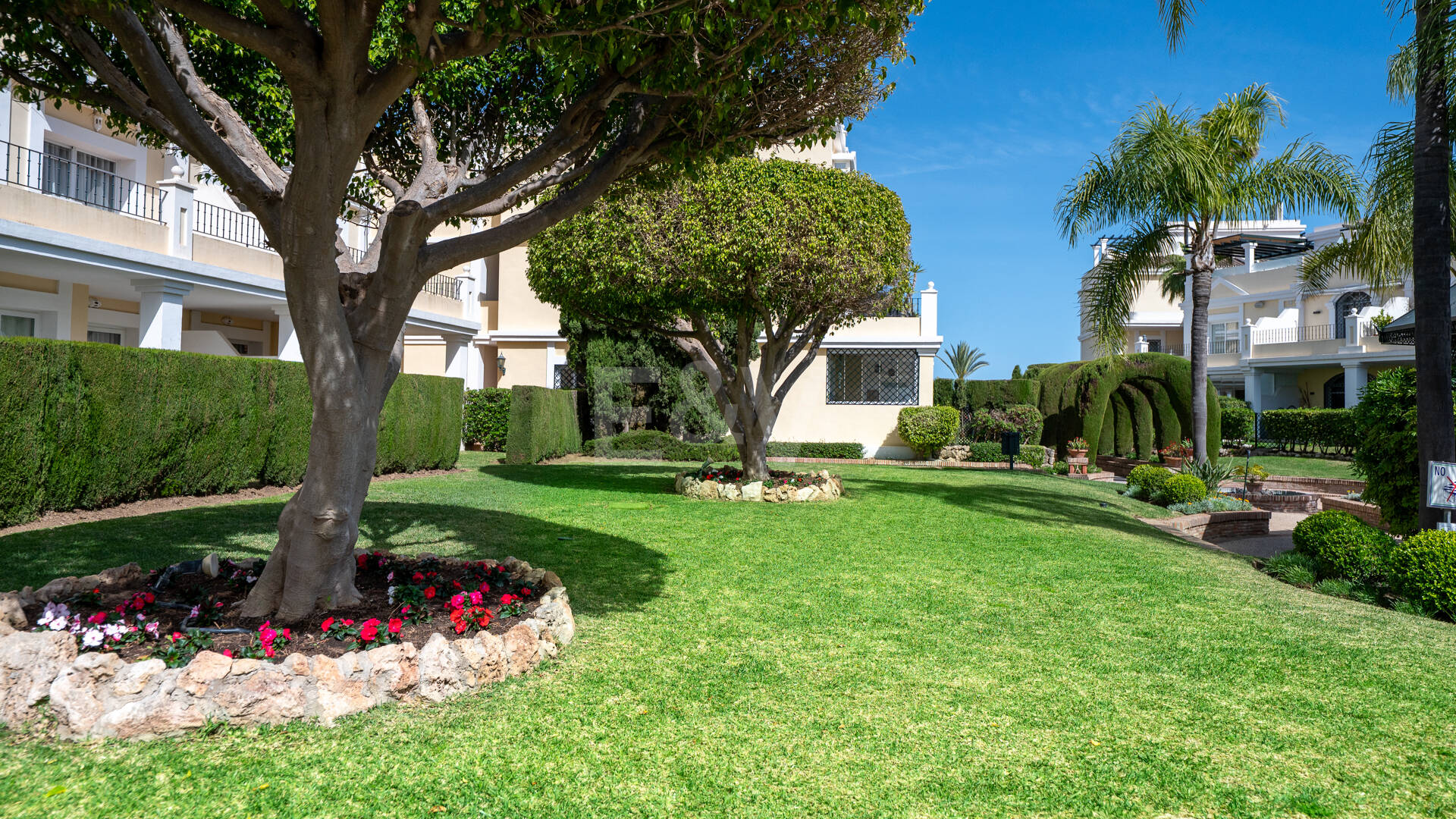 Vivir en el Jardín en Aloha Gardens, Nueva Andalucía, Marbella – Luminoso apartamento en planta baja de 2 dormitorios a poca distancia de Puerto Banús | Alquileres de media y larga estancia