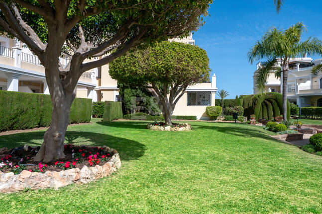 Vivir en el Jardín en Aloha Gardens, Nueva Andalucía, Marbella – Luminoso apartamento en planta baja de 2 dormitorios a poca distancia de Puerto Banús | Alquileres de media y larga estancia